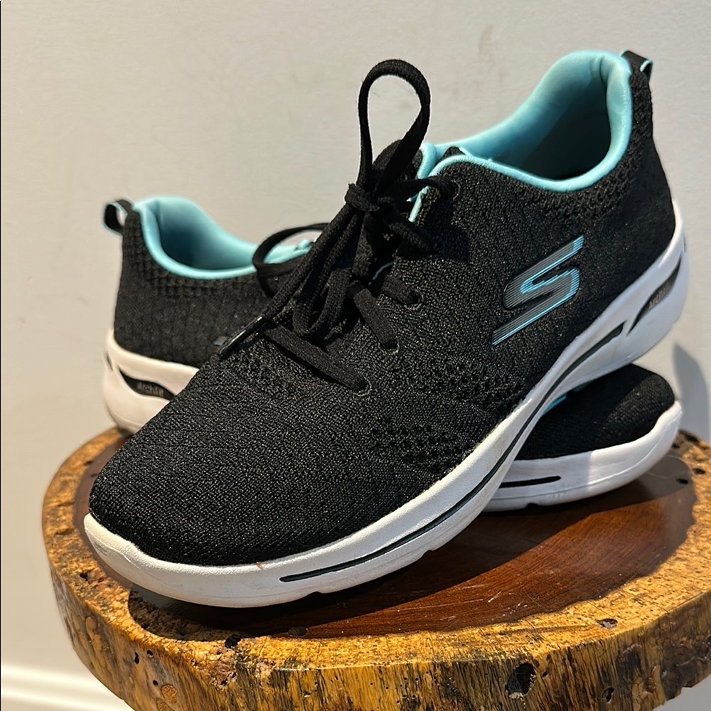 Skechers Walking Arch Fit Black with Light Blue Trim Sneakers EUC 9.5